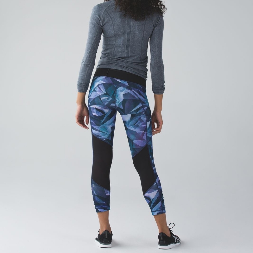 EUC 💎  Lululemon Speed CropPretty Prism Multi / Black Size 4 23"